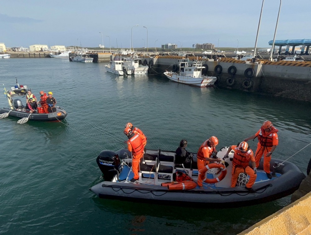 颱風天玩立式划槳　9人飄往澎湖外海海巡員即時救援 295