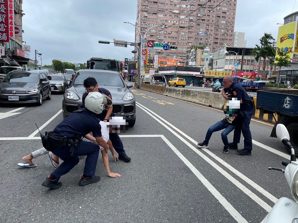 疑討不到債堵人揮刀砍　追緝四小時趁停等紅燈逮兩嫌 293