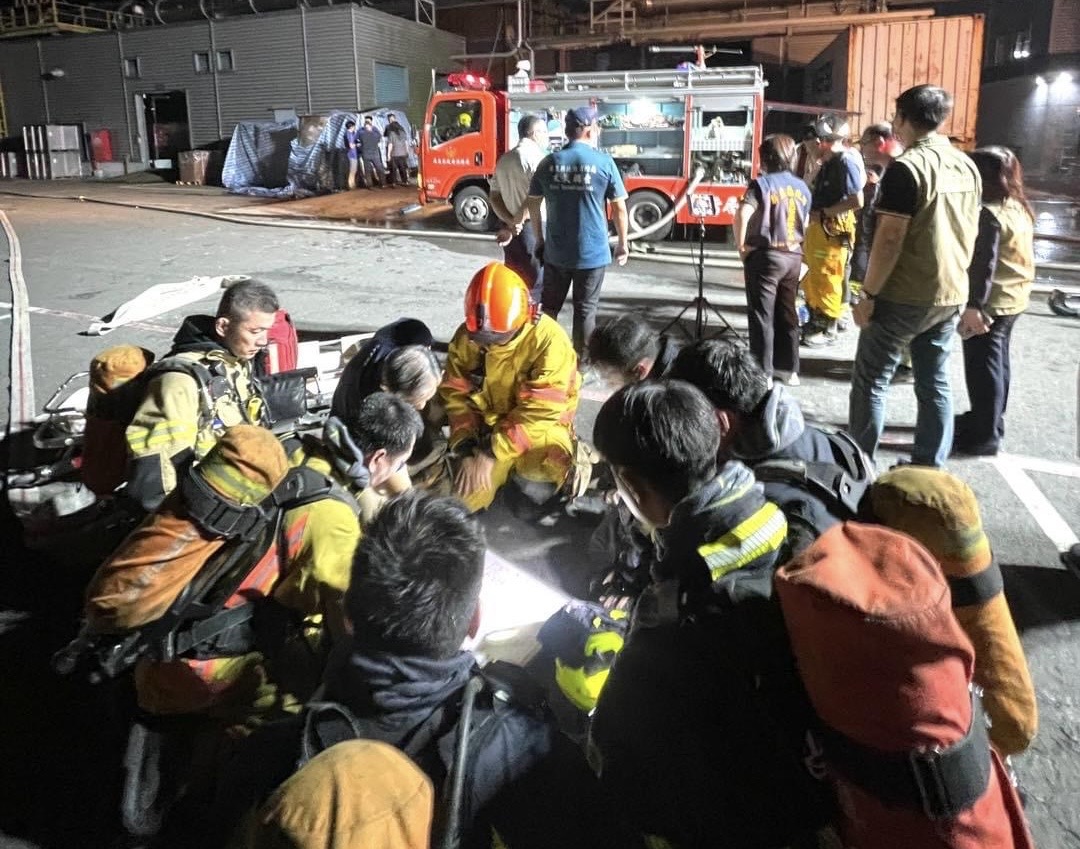 屏東發生工廠爆炸，有消防員不幸殉職，消防員權益備受注目。（翻攝周春米FB）