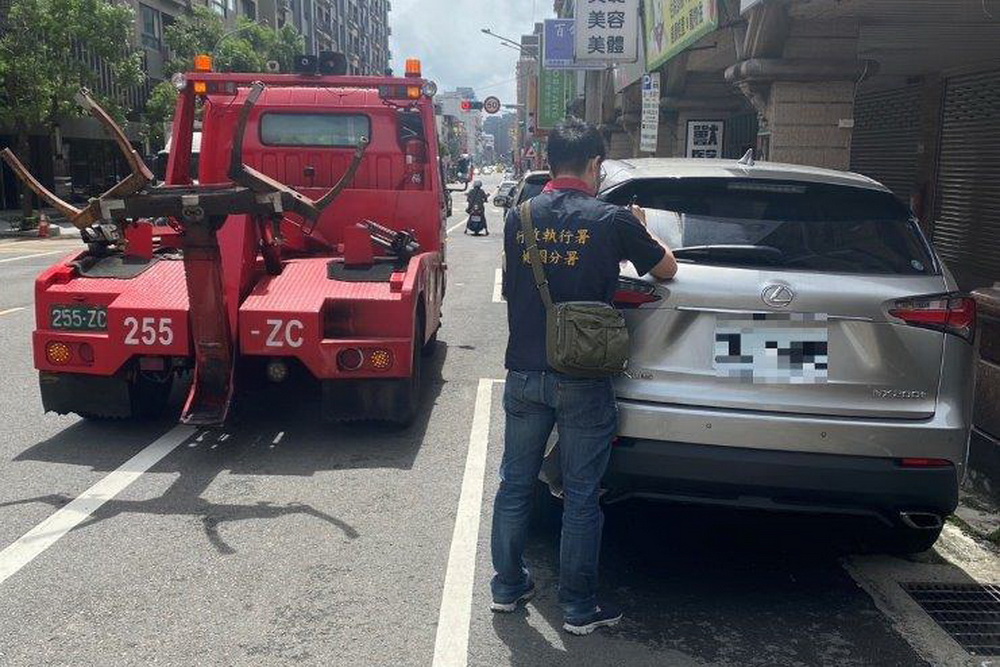 違反防疫規定還欠勞保費　查封拖吊百萬名車瞬繳清 5