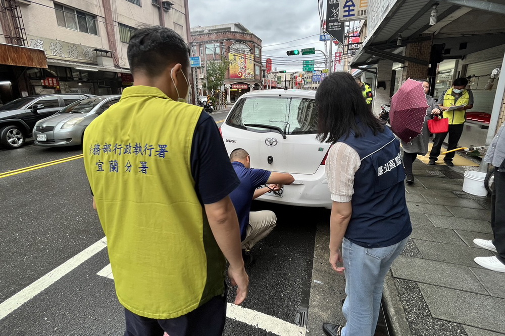 不驗車不繳罰鍰車牌註銷趴趴走　宜蘭分署結合監、警追車查封拖吊 9