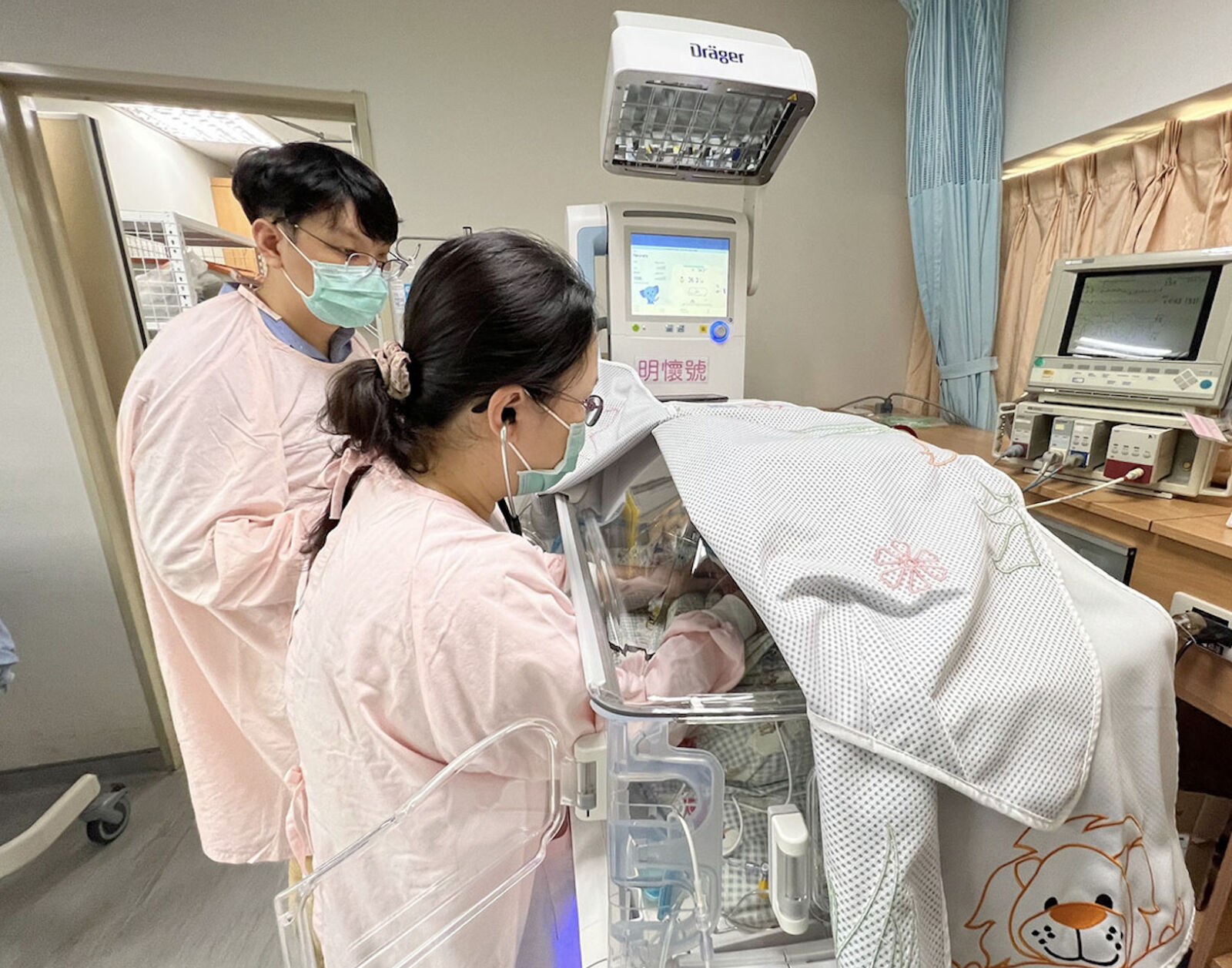 18歲小媽媽窮怕上醫院在家早產！ 1400公克女嬰靠保溫箱「養」兩個月 5