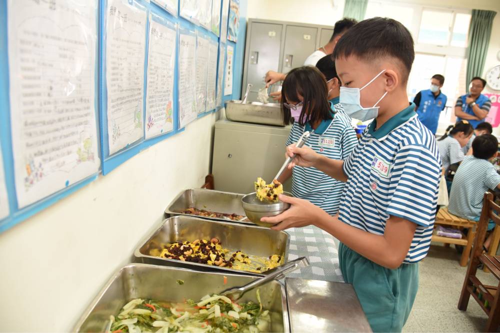 苗栗山線立委激戰 營養午餐是否免費引藍綠交鋒 5