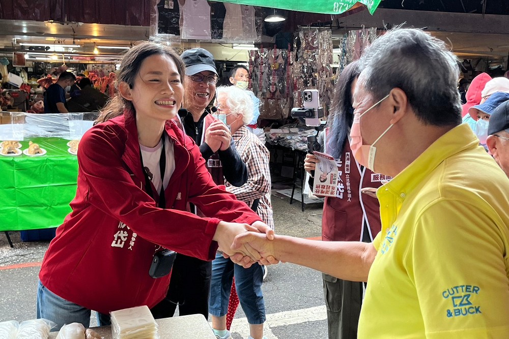 「她是比高嘉瑜優秀的人」 苦苓陪同吳欣岱掃街催票 9