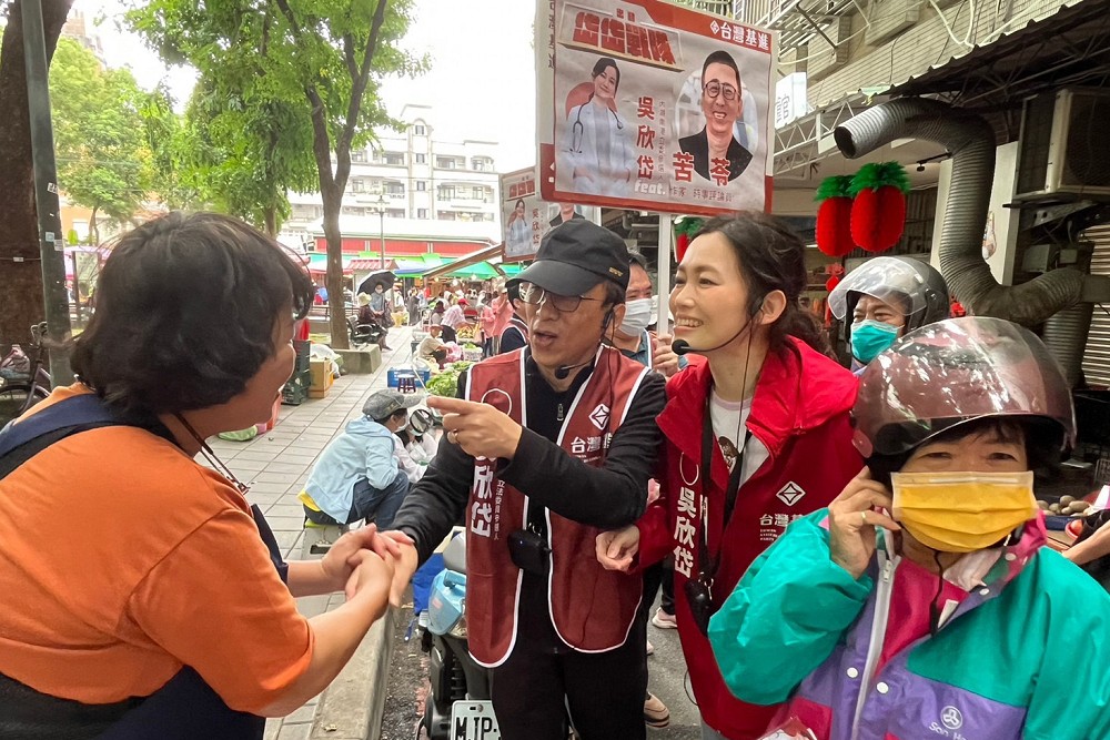 「她是比高嘉瑜優秀的人」 苦苓陪同吳欣岱掃街催票 11