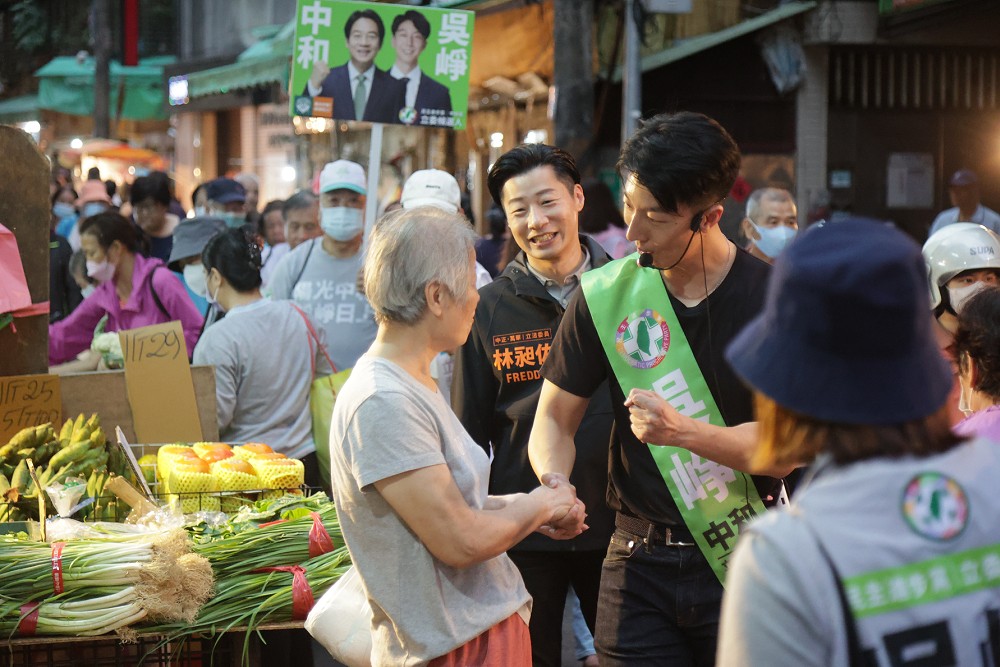 中和立委選戰白熱化 吳崢邀戰友掃市場站路口展團結 11