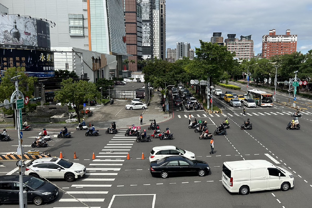 台中百貨商圈塞車無解？ 議員提：建電動行人天橋 5