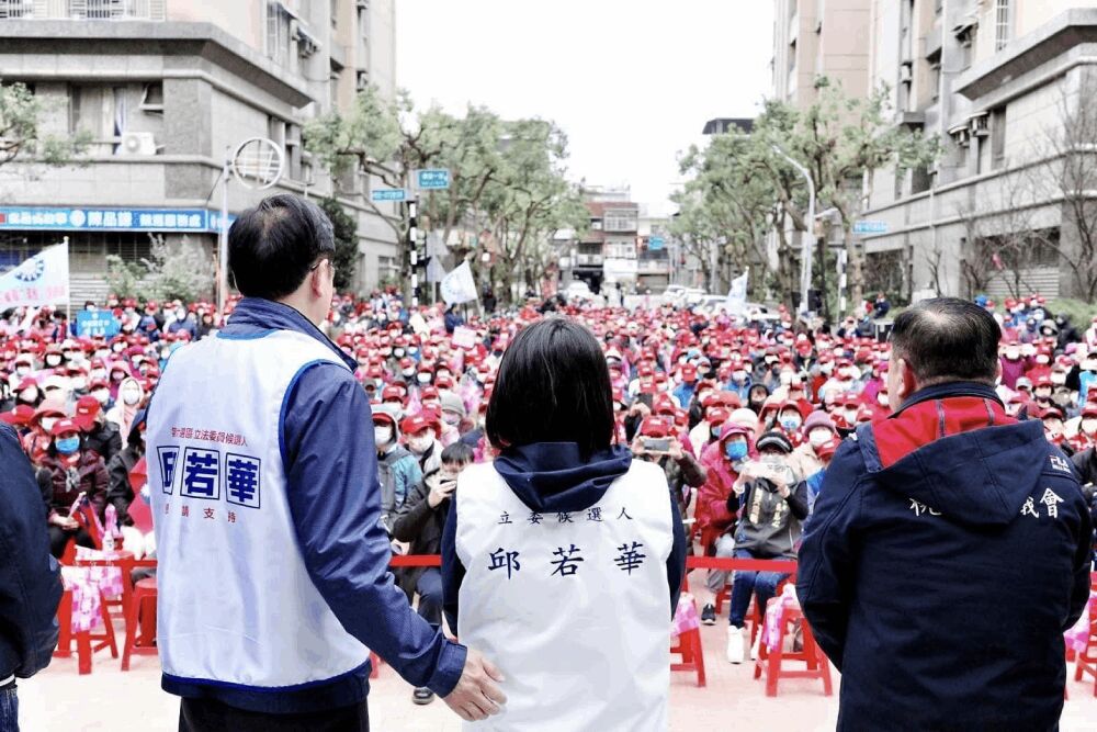 ▲圖說：國民黨桃園市第6選區立委候選人邱若華（右）的民調顯示，其支持度數個月來，穩定領先其他陣營候選人。（圖／翻攝邱若華臉書）