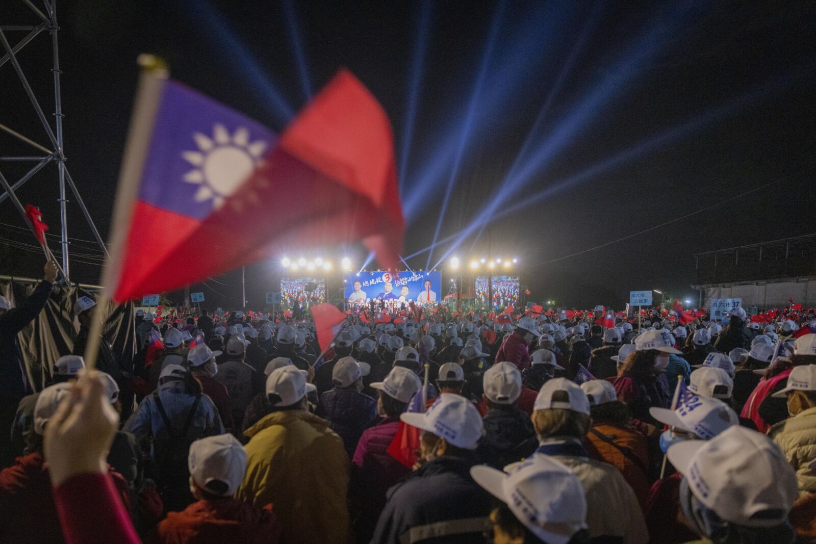 政見發表會完趕場雲林造勢 侯友宜合體韓國瑜稱現場破三萬人 5