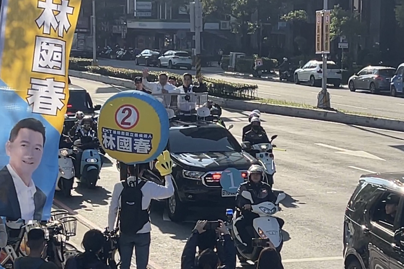 柯文哲新北車隊掃街巧遇林國春。（方炳超攝）