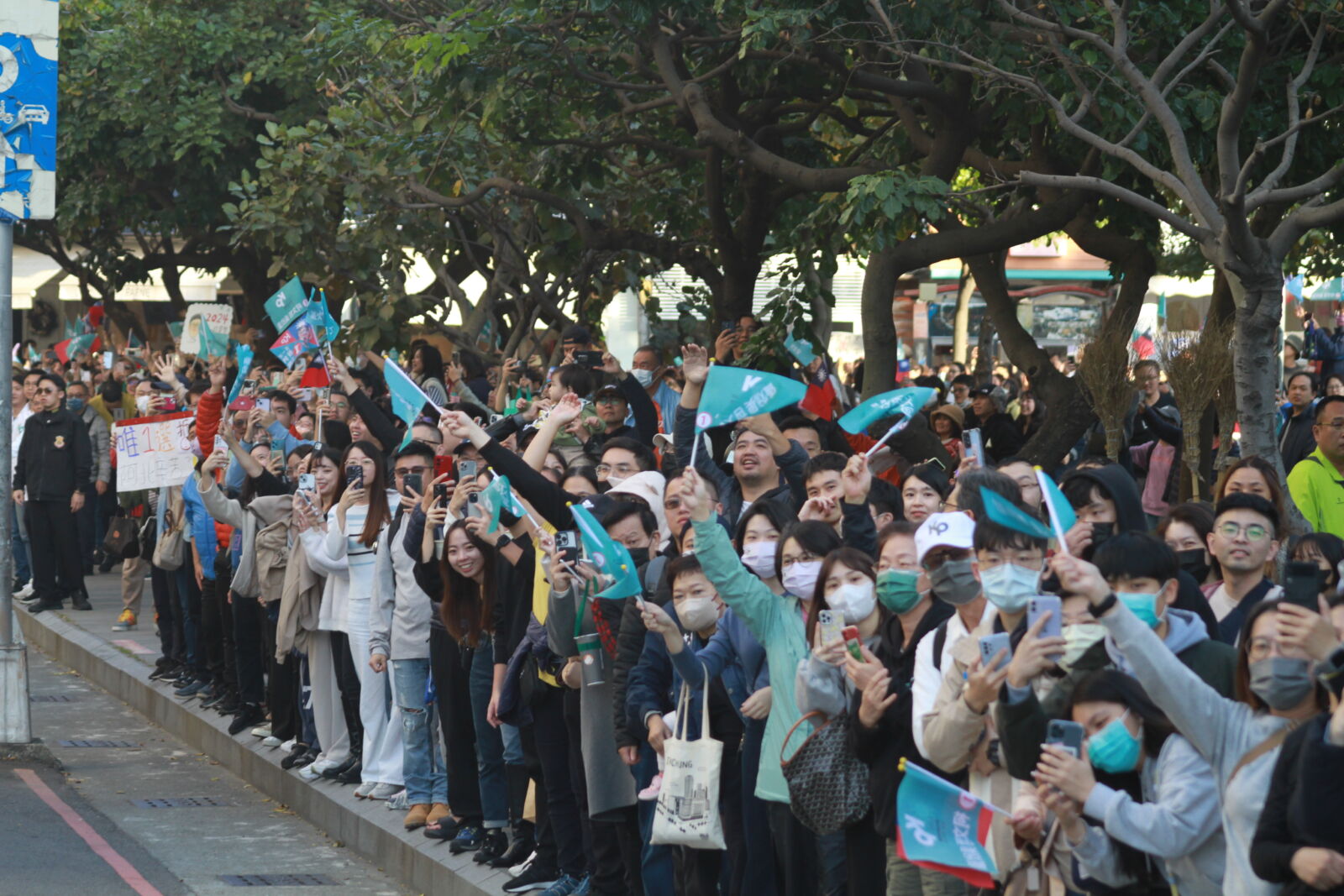 【觀察】人氣爆棚！柯文哲假日車掃人氣高 支持者擠爆台中市民廣場 19