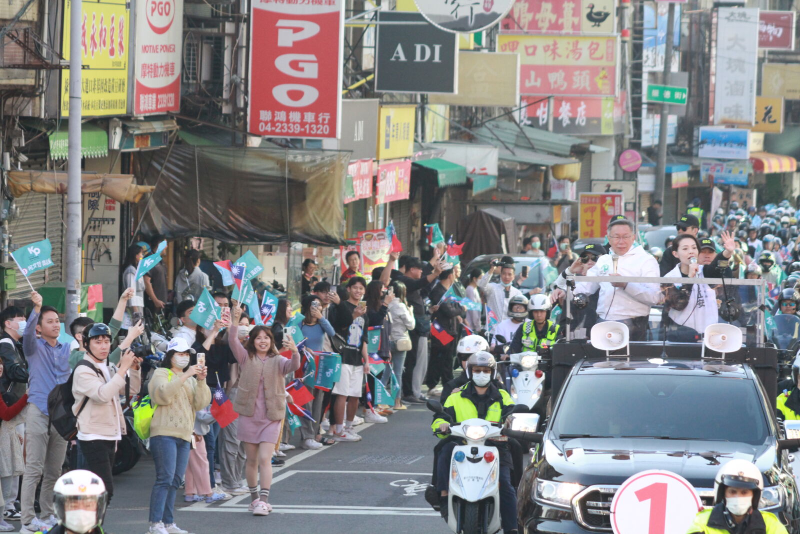 【觀察】人氣爆棚！柯文哲假日車掃人氣高 支持者擠爆台中市民廣場 23