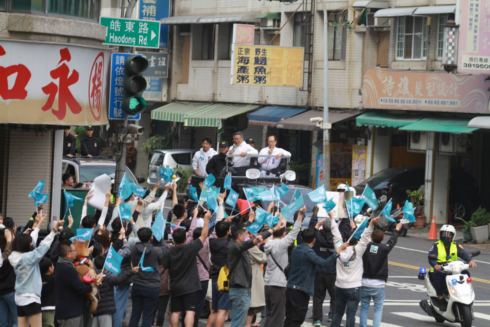 柯黑也響應白紙運動！柯高雄車掃 民眾舉支持柯文哲加速統一 15