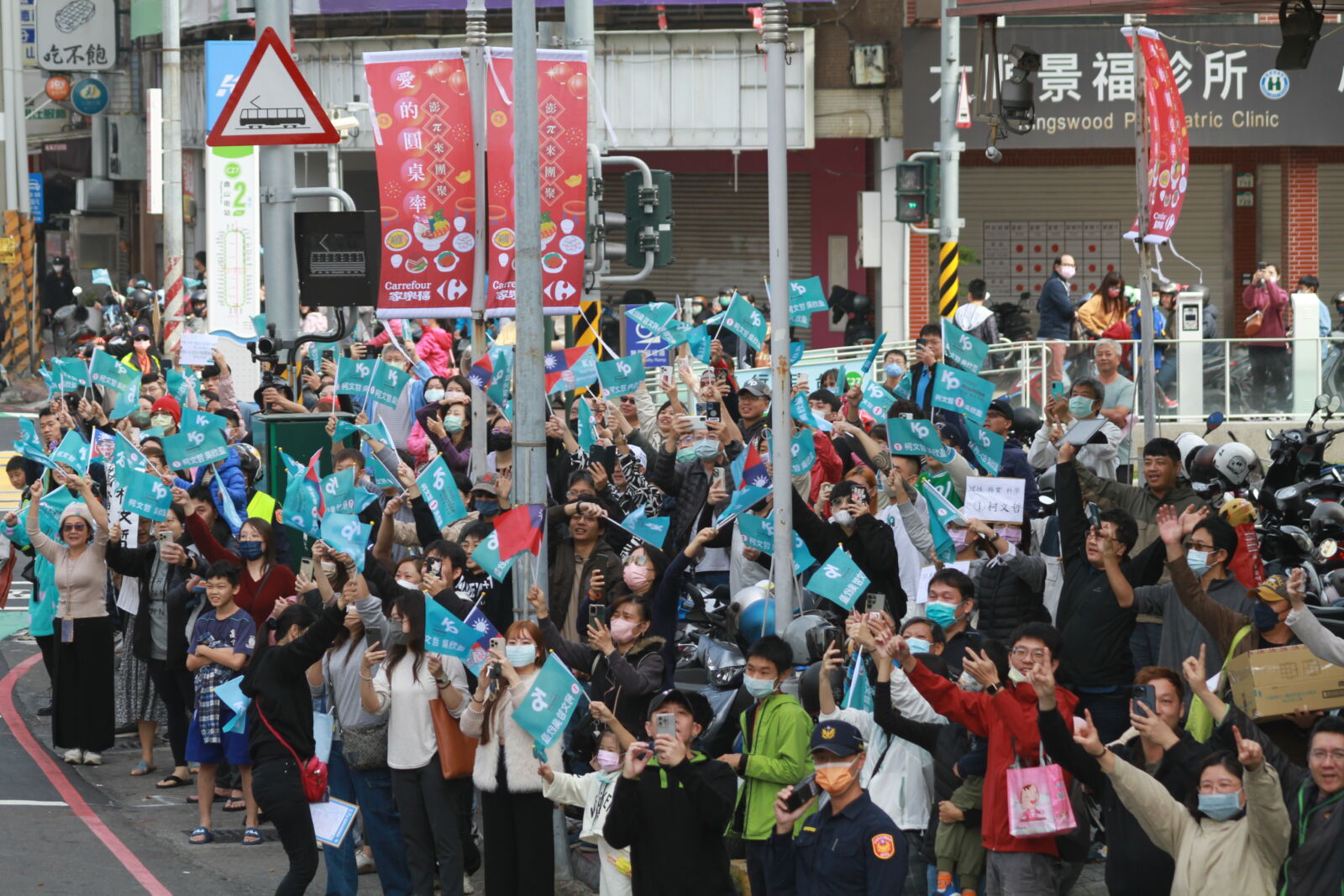 柯黑也響應白紙運動！柯高雄車掃 民眾舉支持柯文哲加速統一 17