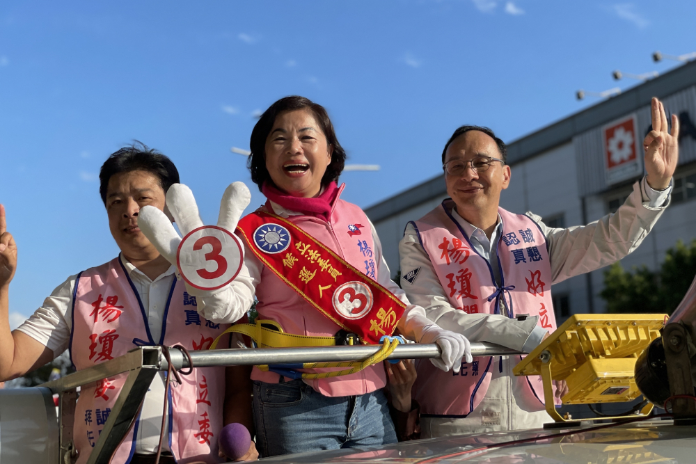 朱立倫9日陪同爭取連任的國民黨立委楊瓊瓔車隊掃街。