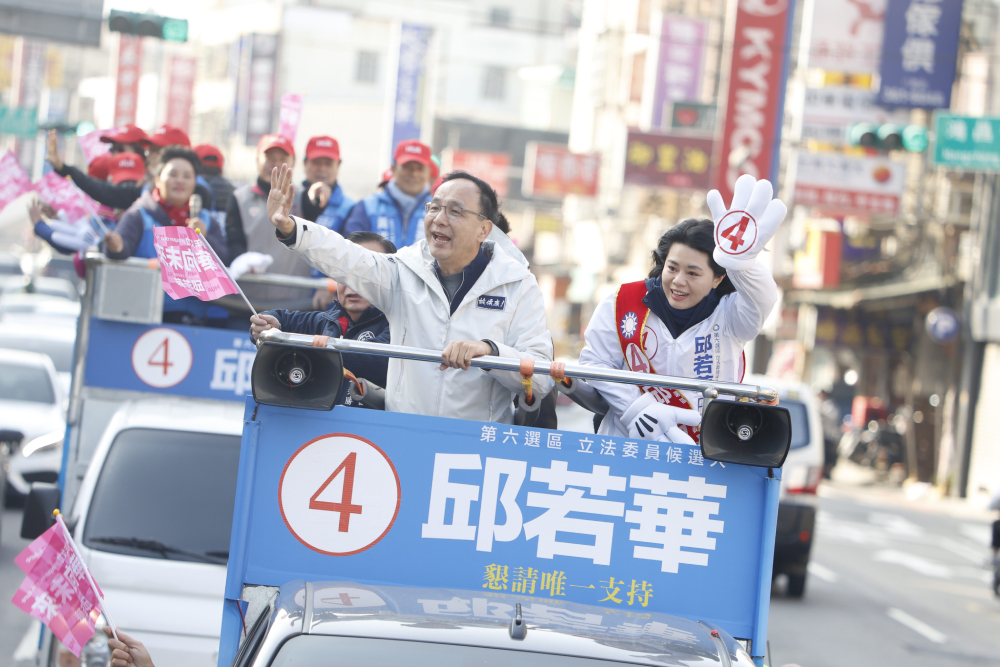 國民黨主席朱立倫12日到桃園輔選邱若華。
