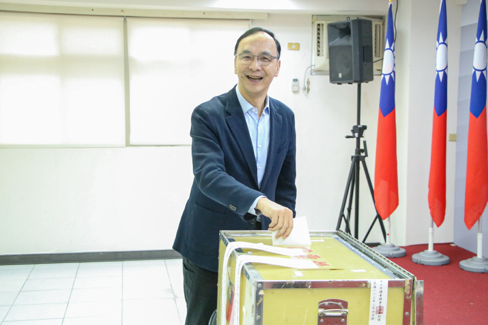 國民黨主席朱立倫9日到板橋投票選中常委。