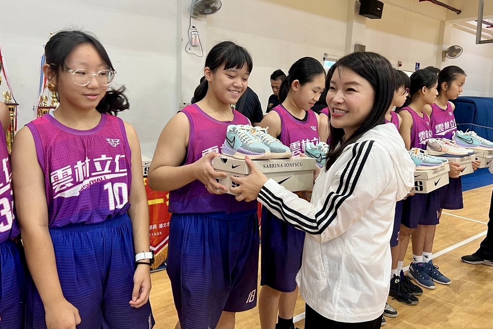 U12女籃雲林兩隊出頭天 張嘉郡贈最夯球鞋勉勵小將勇敢逐夢 9