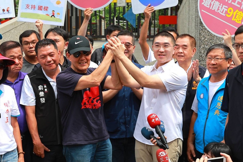 馬英九親赴七堵南興市場掃街　為謝國樑助陣宣傳「不同意」罷免 9