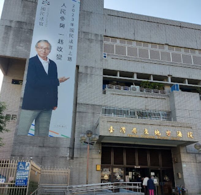 海灘戲水「摸一下」綠蠵龜　觸犯「非法騷擾保育類野生動物」遭罰3萬 5