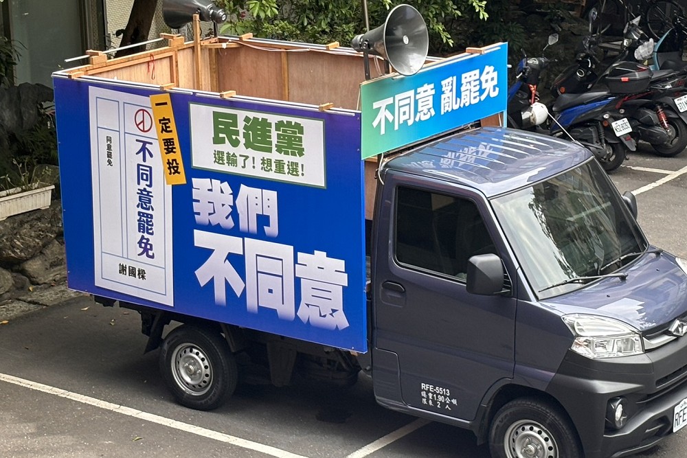 基隆人羅智強聲援謝國樑　開箱首部「不同意罷免」戰車 217