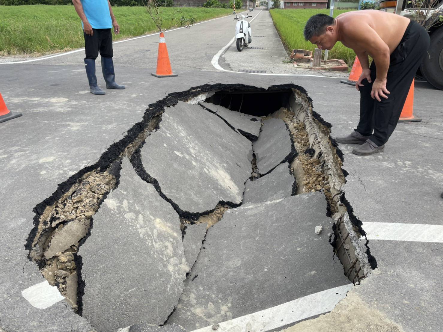 竹南路面塌陷非「天坑」 　鍾東錦：更嚴格高標準確保施工安全 29