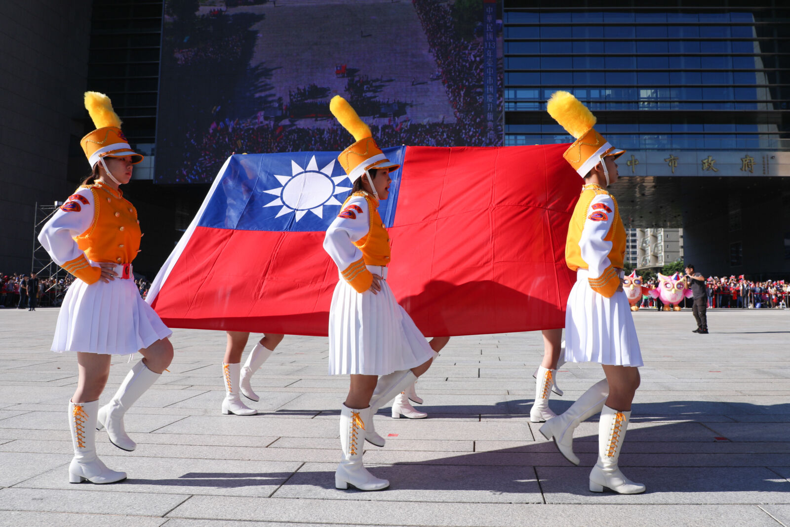 72位災後英雄展護巨幅國旗　盧秀燕：中華民國是國、台灣是家 41