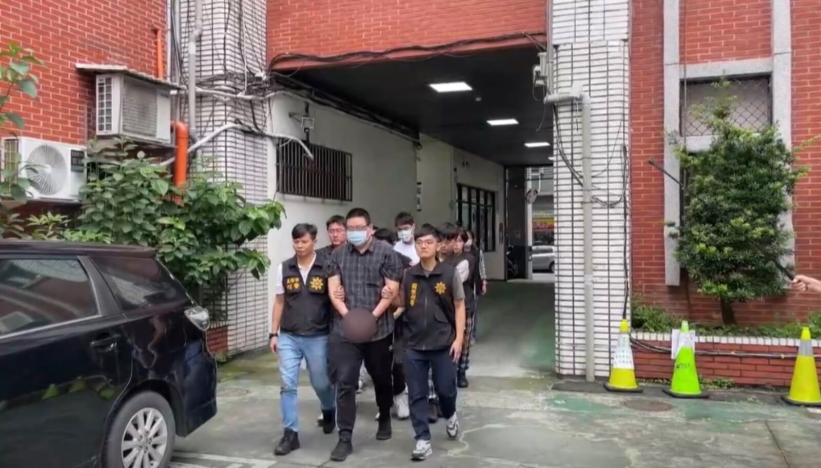 台美聯手查獲16把制式槍枝走私　刑事局首度赴美取回關鍵證物 97