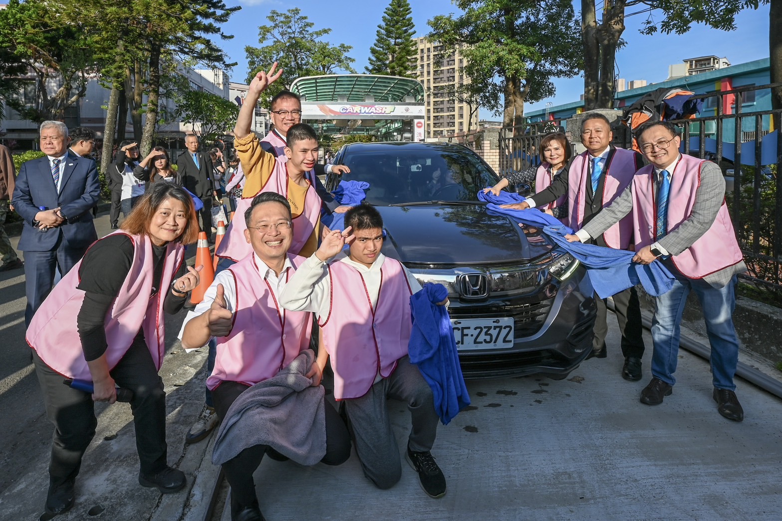 特教學校獲贈自動洗車機　蘇俊賓攜特教學子開箱體驗 13