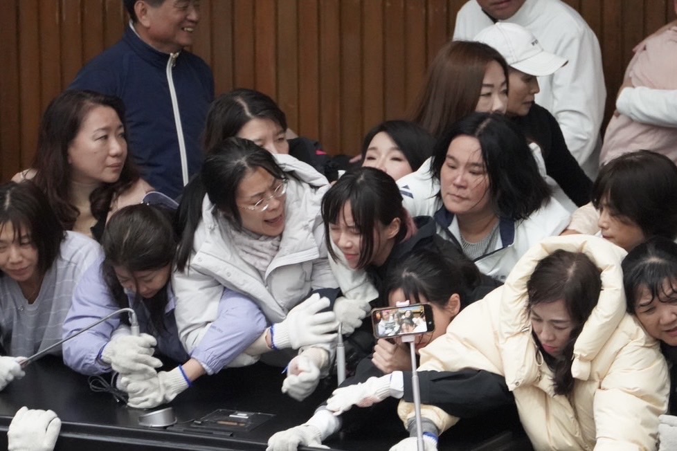 立院衝突！林宜瑾外套沾血、林楚茵送醫　黃捷遭勒頸、范雲皮衣被撕破 171