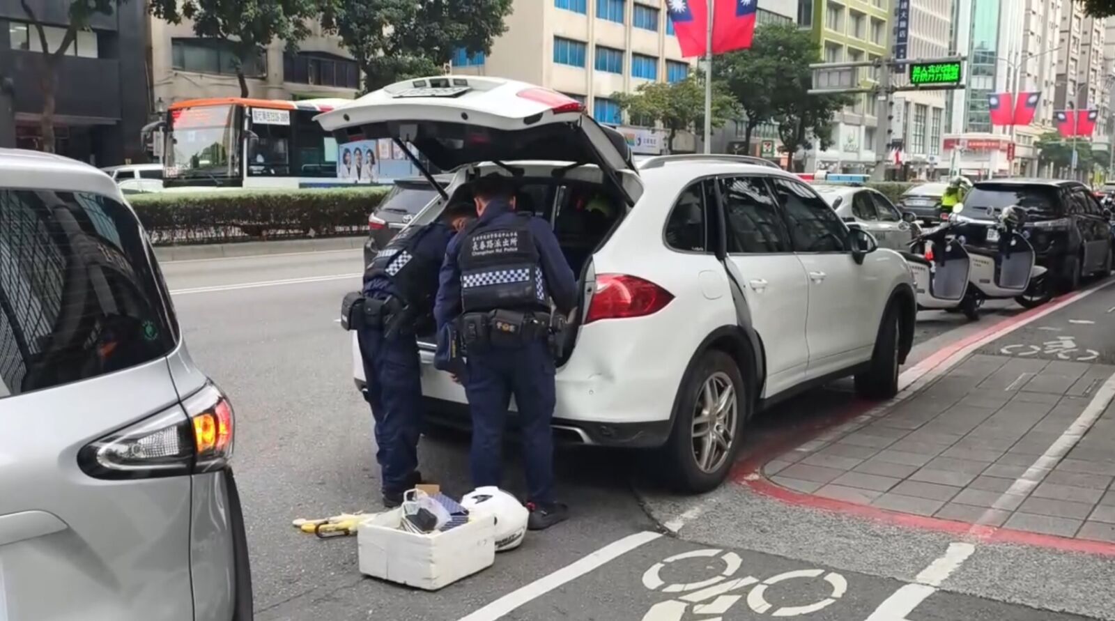 欲吃火鍋已過用餐時間餐廳拒服務　保時捷凱宴男崩潰開槍洩憤 205