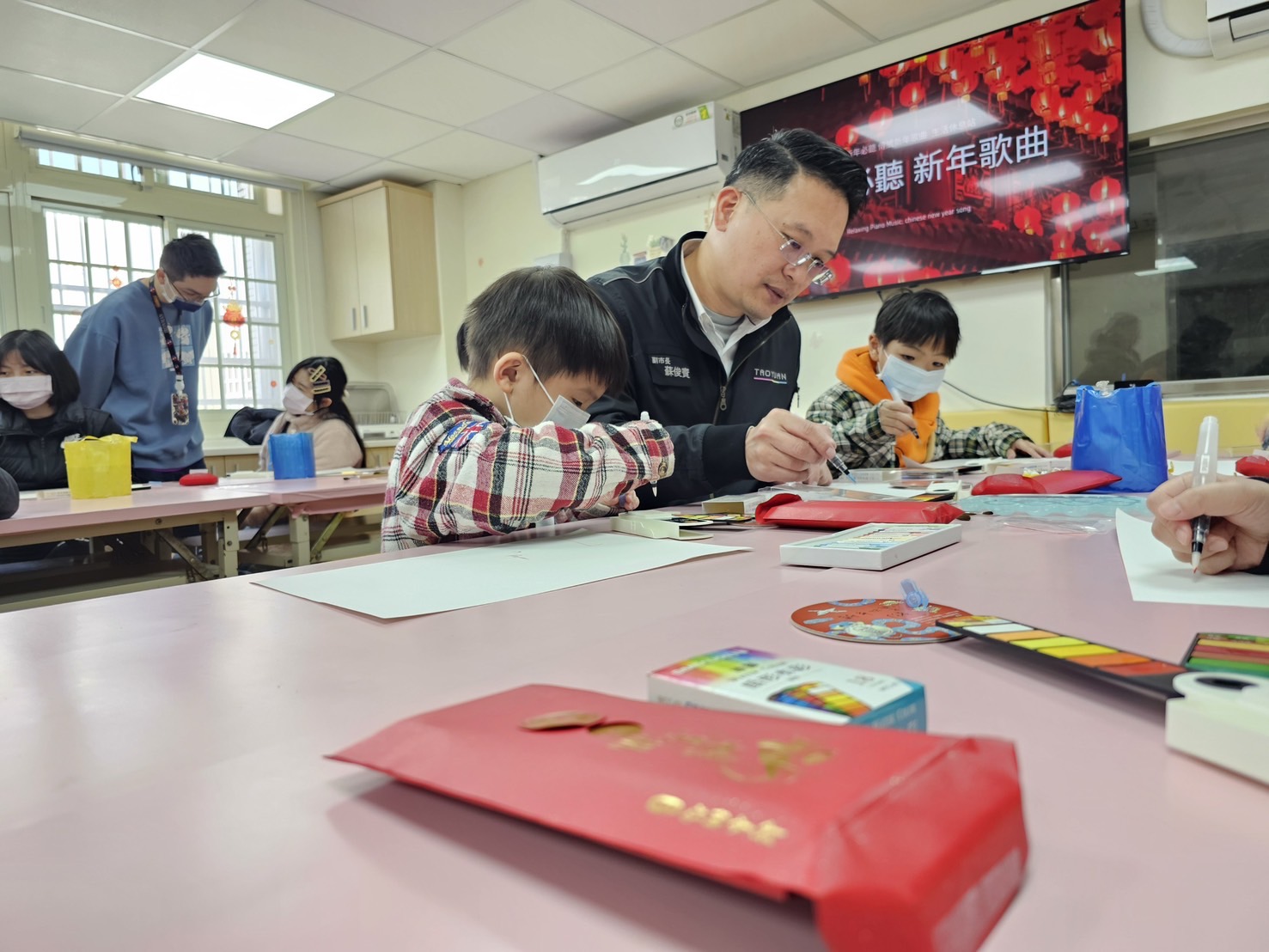 蘇俊賓大年初一赴「桃恩園」送暖　創意紅包藏畫具 7