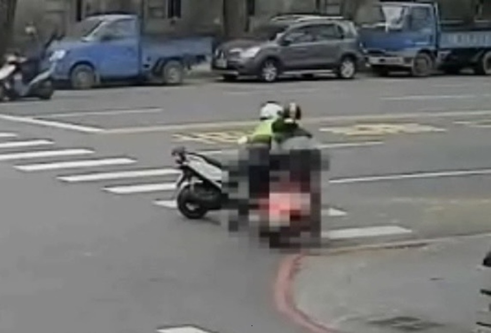 通緝犯違規遇警攔查想跑 熱心騎士路過幫忙逮人 通緝犯違規遇警攔查想跑 熱心騎士路過幫忙逮人