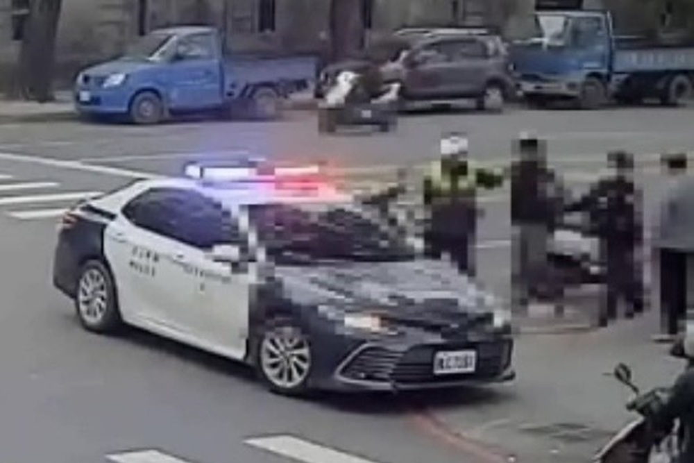 通緝犯違規遇警攔查想跑 熱心騎士路過幫忙逮人 12 cnews204250502a09