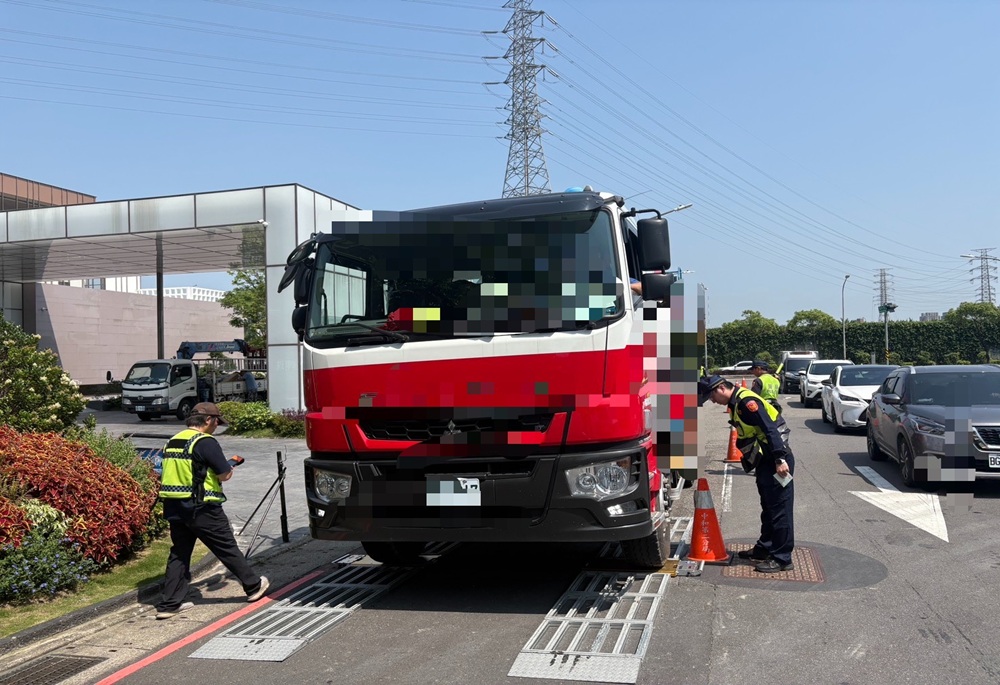 取締大型車違規1352件 中和警守護民眾行車安全 取締大型車違規1352件 中和警守護民眾行車安全