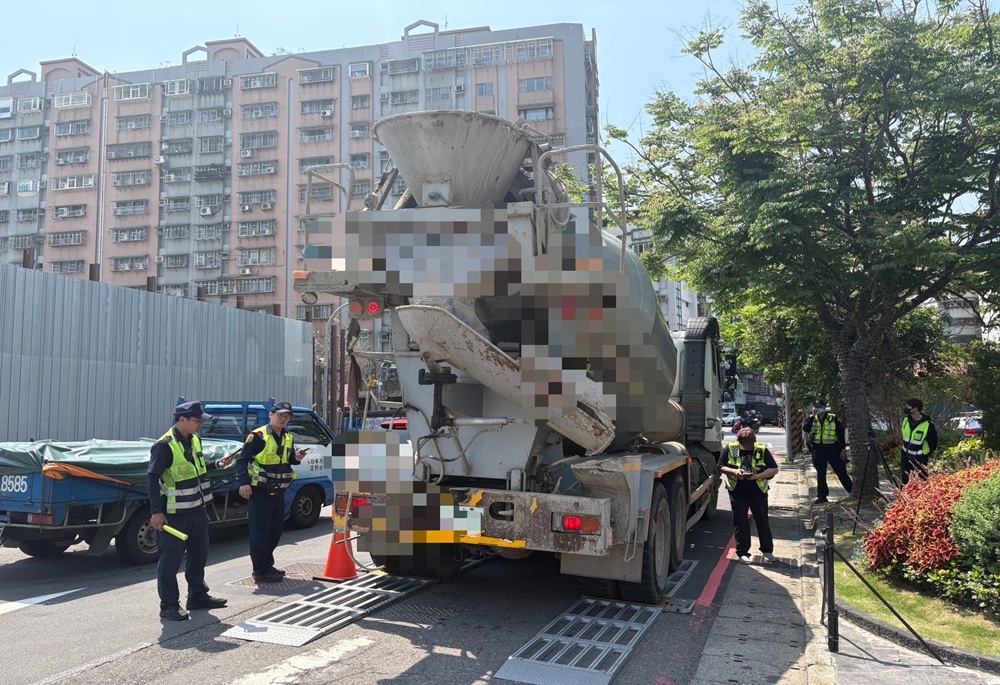 取締大型車違規1352件 中和警守護民眾行車安全 4 248250503a04