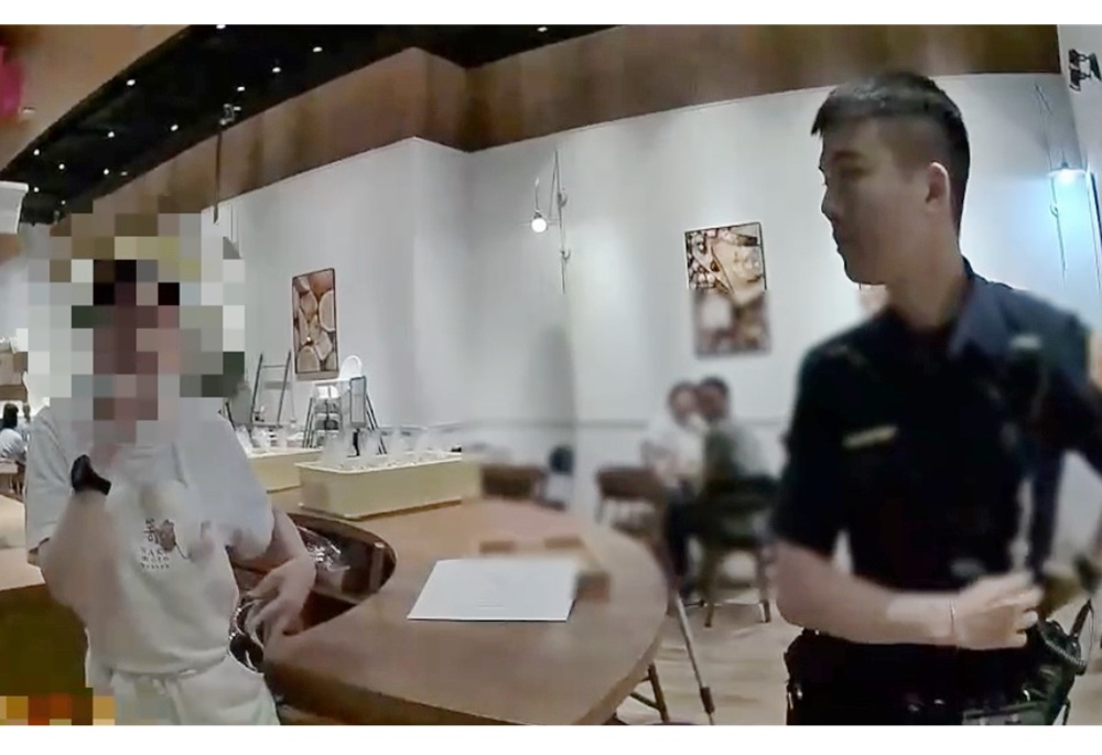 失控客大砸板橋生吐司店 持拐杖痛毆女店長超驚悚 失控客大砸板橋生吐司店 持拐杖痛毆女店長超驚悚