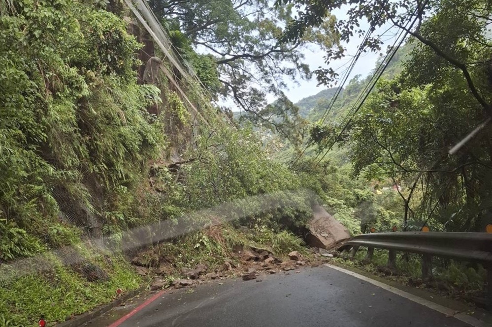 土石崩落埋路 三峽休假警急通報管制籲人車改道 土石崩落埋路 三峽休假警急通報管制籲人車改道