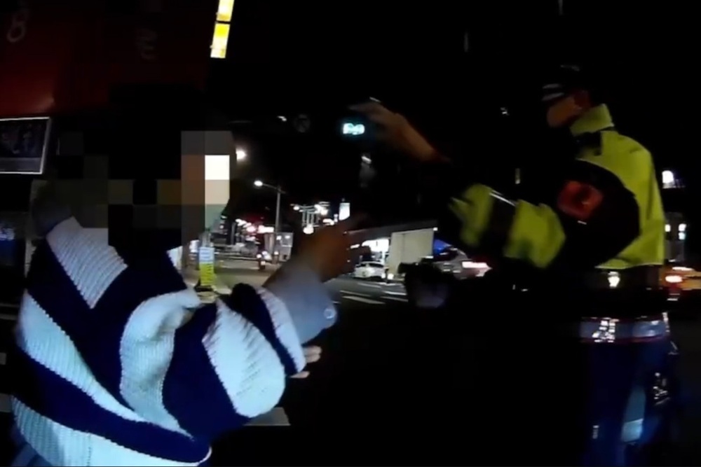 1次偷3頂安全帽 警1小時電眼逮行李箱男 1次偷3頂安全帽 警1小時電眼逮行李箱男