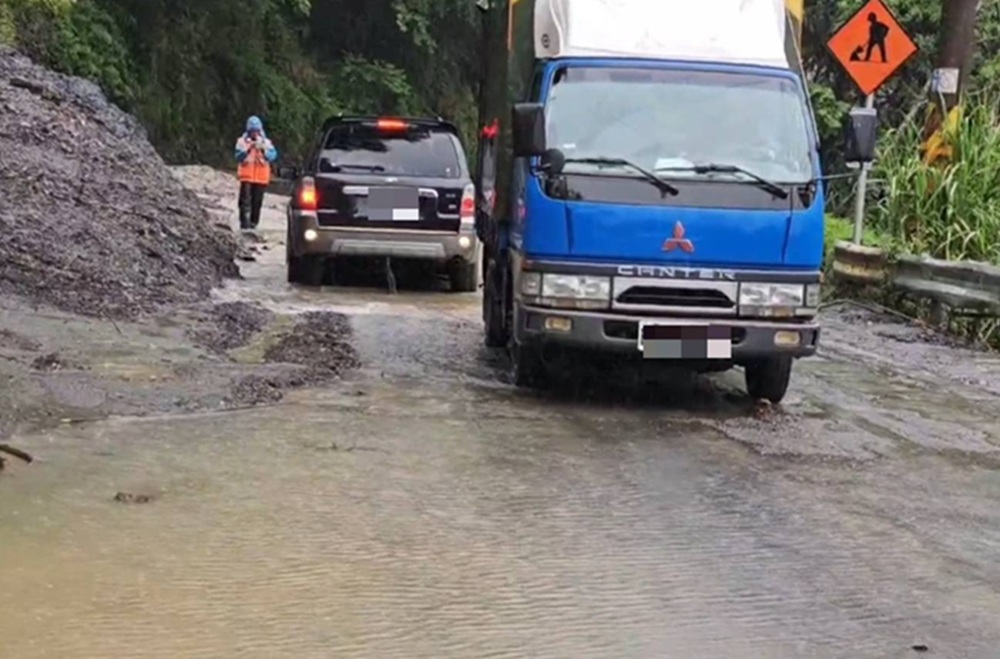 大雨釀災 梨山台8線靈甫橋邊坡泥流困轎車 4 cnews204250511a02