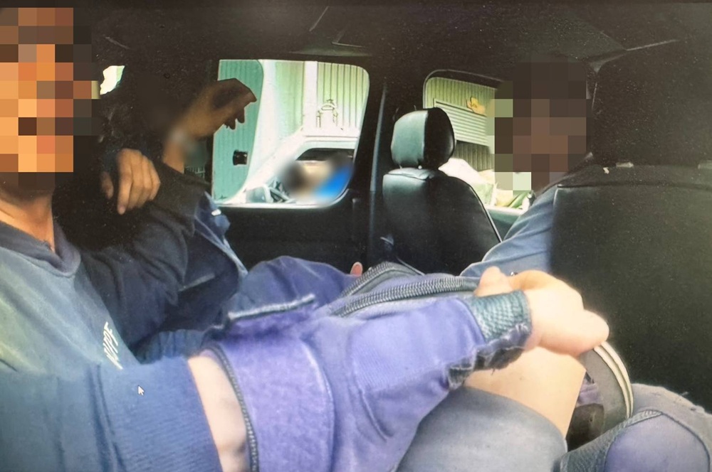 廂型車擠滿人 警查未繫安全帶逮7失聯移工 廂型車擠滿人 警查未繫安全帶逮7失聯移工