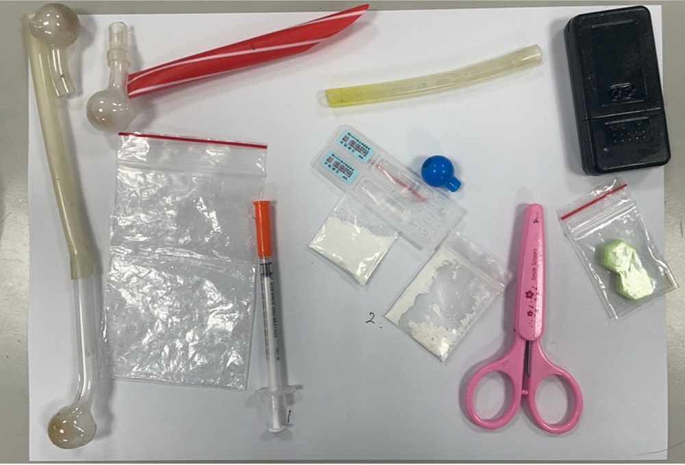 轎車未開大燈 42歲男拒檢警鳴槍逮人查獲毒品 轎車未開大燈 42歲男拒檢警鳴槍逮人查獲毒品