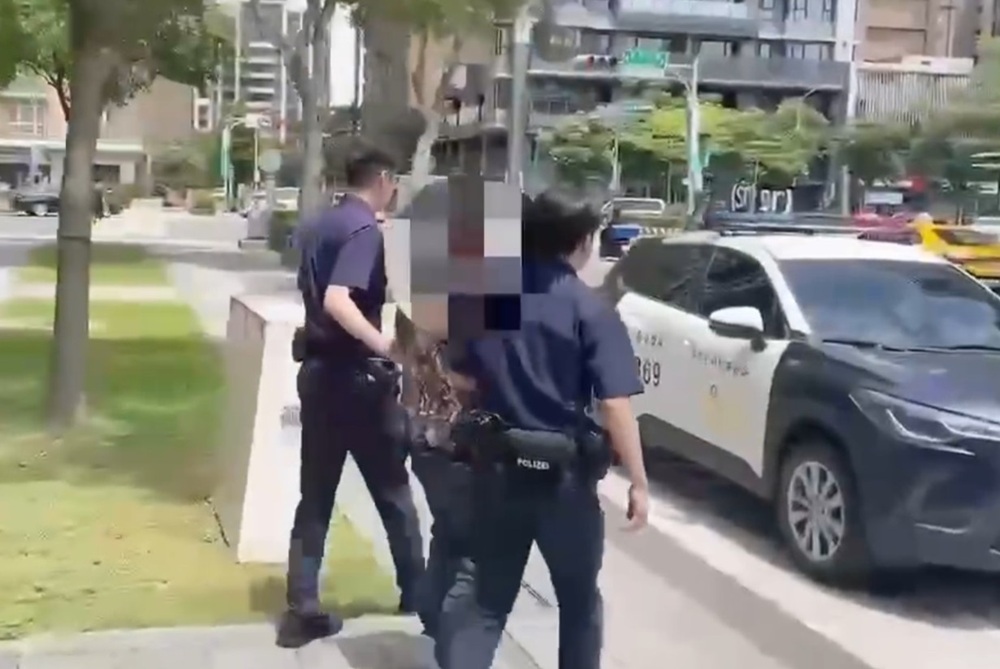 轎車未開大燈 42歲男拒檢警鳴槍逮人查獲毒品 6 cnews204250520a05