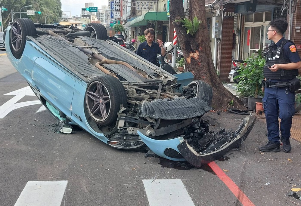 掛假牌翻車露餡 桃園警逮偽車牌駕駛人 掛假牌翻車露餡 桃園警逮偽車牌駕駛人