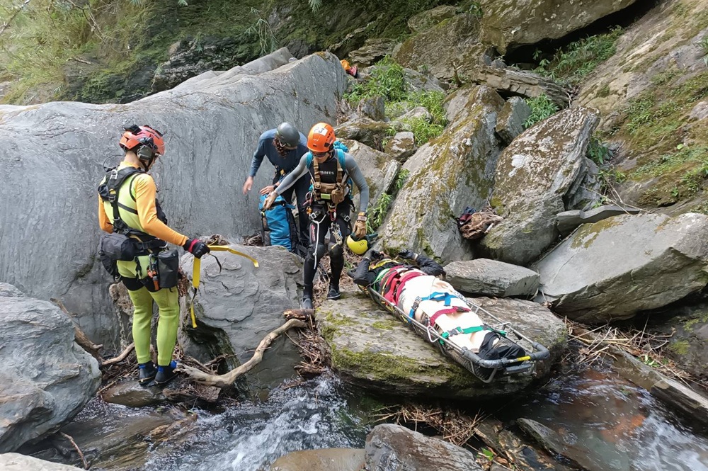 台東溪降被困 陸空合作成功救出3外籍登山客 台東溪降被困 陸空合作成功救出3外籍登山客