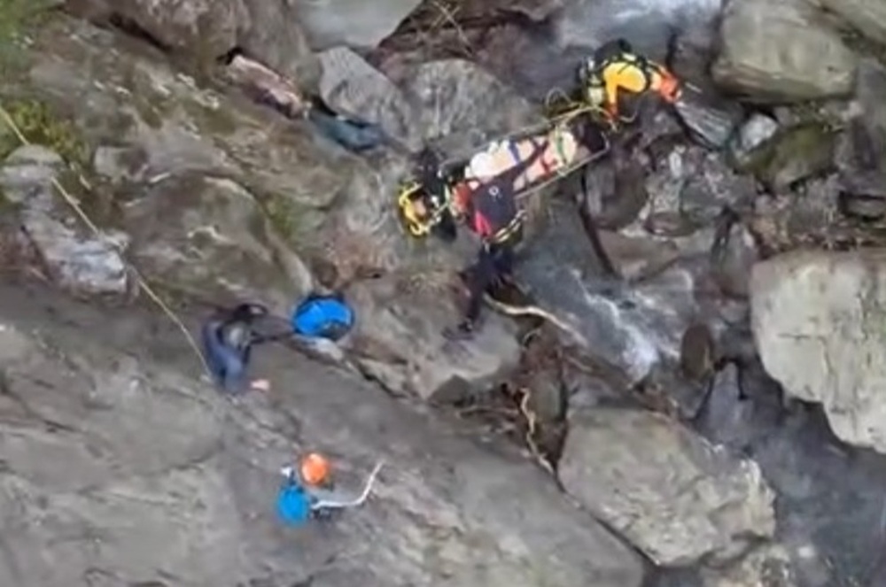 台東溪降被困 陸空合作成功救出3外籍登山客 5 cnews204250525a04