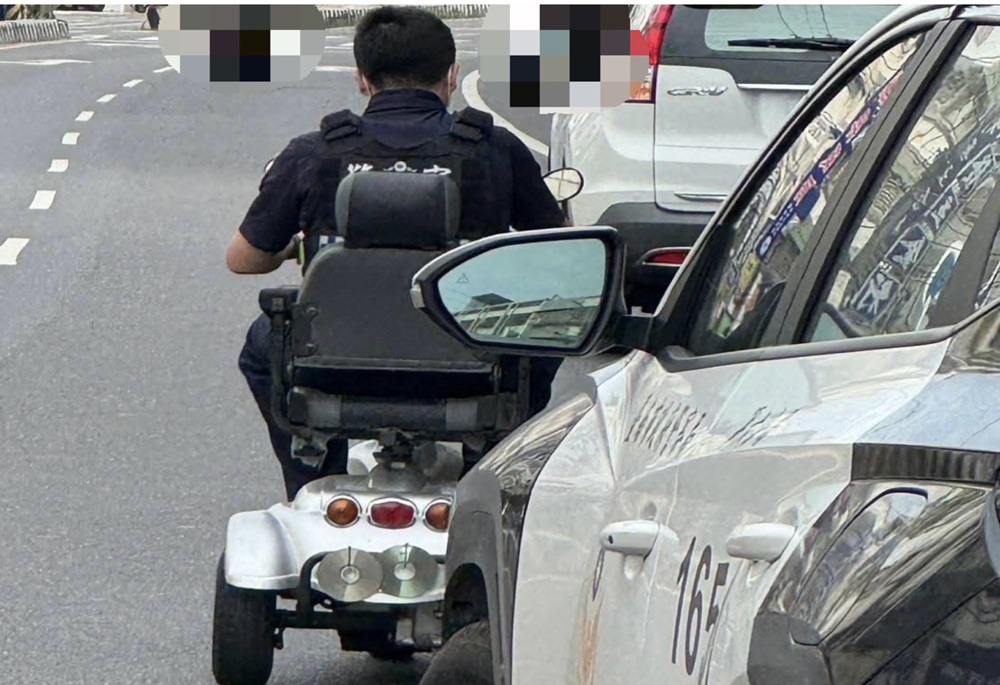 失智翁炎熱天氣徘徊街頭 台南警熱心救援助返家 失智翁炎熱天氣徘徊街頭 台南警熱心救援助返家