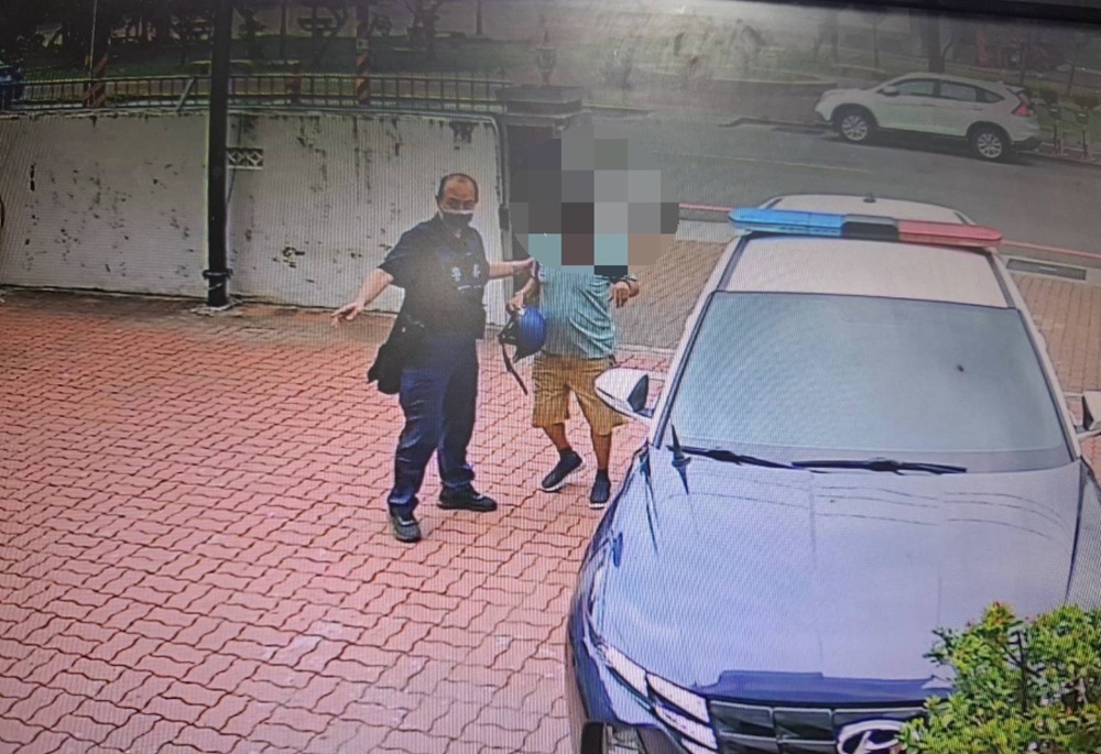 失智翁炎熱天氣徘徊街頭 台南警熱心救援助返家 4 248250530a02