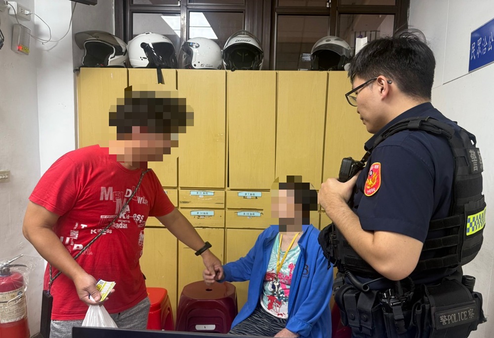 夜色迷途驚險一刻 基隆警暖心援助失智婦返家 夜色迷途驚險一刻 基隆警暖心援助失智婦返家