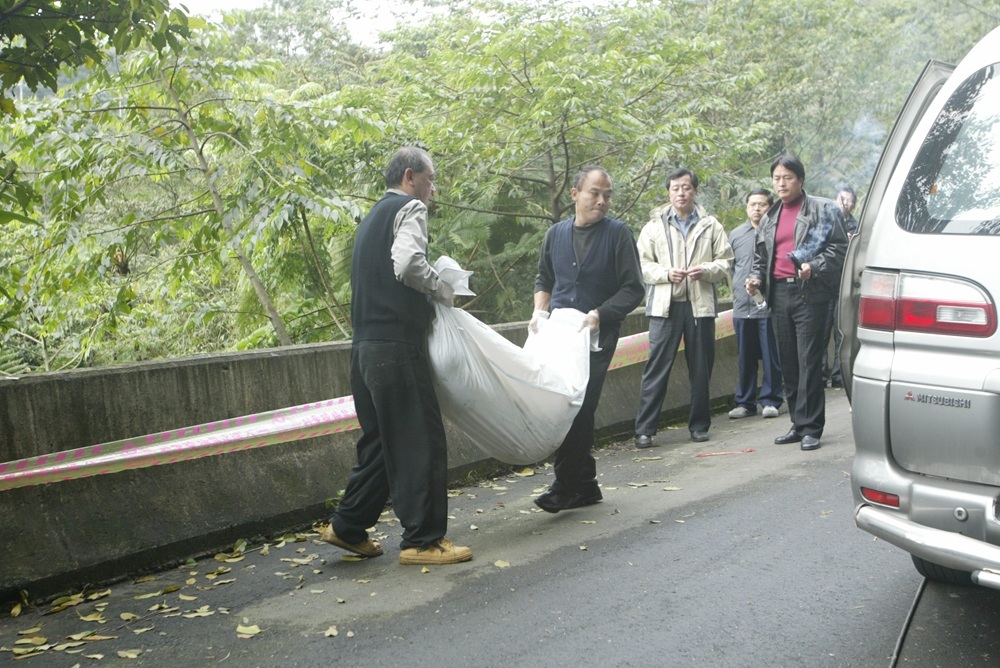 【抹布包木鈕扣2-2】刺探案情成疑兇 死者不甘招魂4次擲無筊 【抹布包木鈕扣2-2】刺探案情成疑兇 死者不甘招魂4次擲無筊